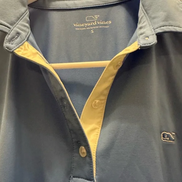 Ladies Vineyard Vines Golf Shirt 
Size Small
Polyester/Spandex - Picture 3 of 7